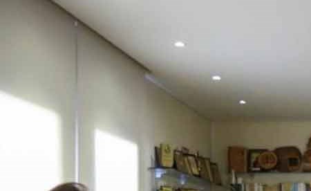 رئيس «حزب الكتائب اللبنانية» النائب المستقيل سامي الجميل مستقبلا في دارته في بكفيا الموفد الفرنسي باتريك دوريل (محمود الطويل)
