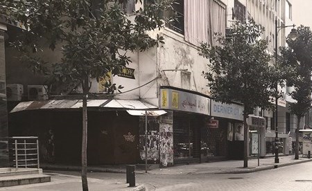 شارع الحمرا ببيروت خلال إقفال المحلات التجارية امس بسبب ارتفاع أعداد الإصابات بـكورونا (محمود الطويل)