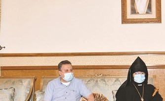 مطران الأرمن في الكويت والبحرين الأرشمندريت بيدروس مانويليان مقدما التعازي