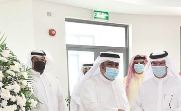 مبارك الحريص وم.خلود شهاب وعبداالله العازمي خلال قص شريط الافتتاح (متين غوزال)