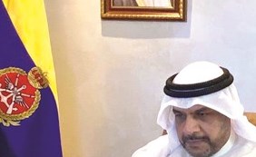 الشيخ أحمد المنصور خلال الاجتماع
