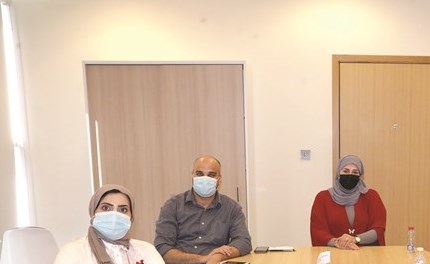 د.سندس إبراهيم الشريدة وعدد من طاقم العمل في وحدة الخلايا الجذعية بمستشفى البنك الوطني للأطفال خلال اللقاء مع الزميلة حنان عبدالمعبود (زين علام)