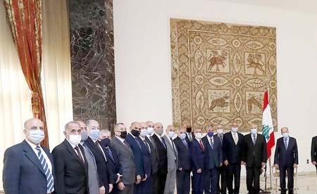 الرئيس العماد ميشال عون مستقبلا في بعبدا وفدمجموعة الميثاق العسكريمن الضباط المتقاعدين(محمود الطويل)