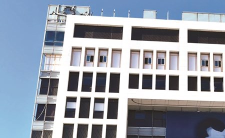 صورة جبران تويني مرفوعة على مبنى جريدة النهار وسط بيروت بمناسبة الذكرى الـ15 لاغتياله (محمود الطويل)