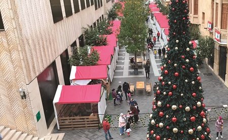 وضع شجرة الميلاد في أسواق بيروت لمناسبة عيدي الميلاد ورأس السنة (محمود الطويل)