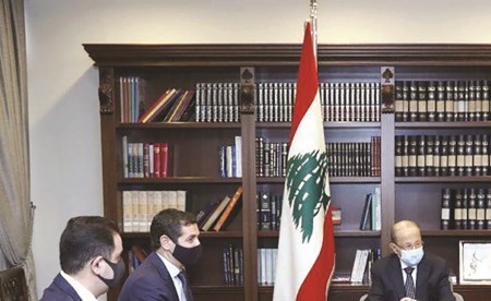 الرئيس العماد ميشال عون مستقبلا الامين العام لاتحاد المؤسسات السياحية جان بيروتي ورئيس نقابة اصحاب المطاعم والمقاهي والملاهي طوني رامي(محمود الطويل)