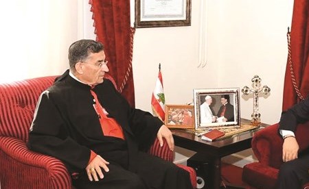 البطريرك بشارة الراعي مستقبلا أمين سر تكتل لبنان القوي النائب إبراهيم كنعان في بكركي أمس (محمود الطويل)