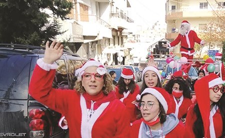 جانب من مسيرة نظمها الأب الروحي لرهبان بيت مارون إلياس مارون غاريوس بمناسبة عيد الميلاد المجيد في مدينة بعلبك (محمود الطويل)