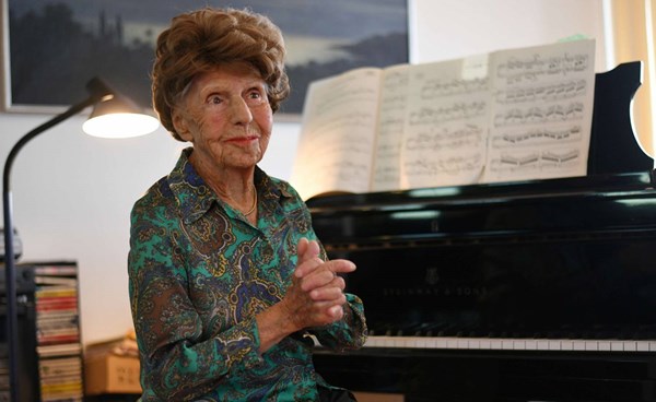 عازفة بيانو فرنسية عمرها 106 أعوام تسجل ألبومها السادس