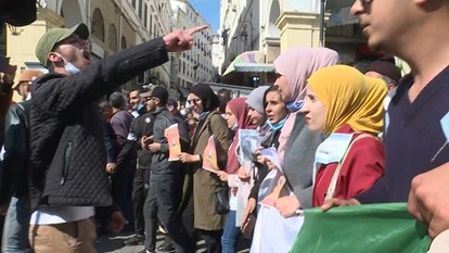 بالفيديو .. طلاب يتظاهرون ضد الانتخابات في الجزائر