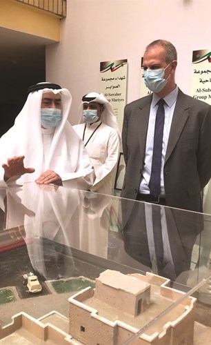 كامل العبدالجليل والسفير الكندي خلال زيارة متحف شهداء القرين