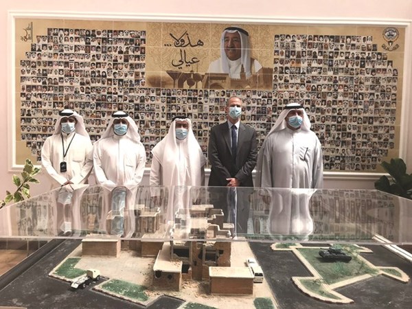 لقطة تذكارية خلال زيارة السفير الكندي لمتحف شهداء القرين