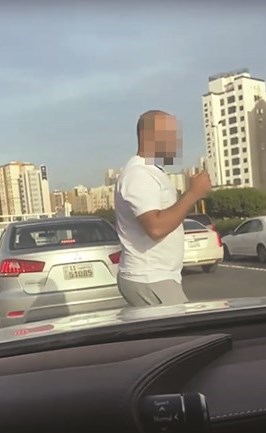 الجاني معترضا المجني عليها قبل خطفها وطفلين