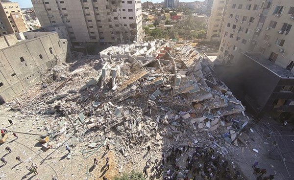 برج الجلاء الذي يضم مقرات وسائل الإعلام العالمية في غزة سوته غارة اسرائيلية بالأرض (رويترز)