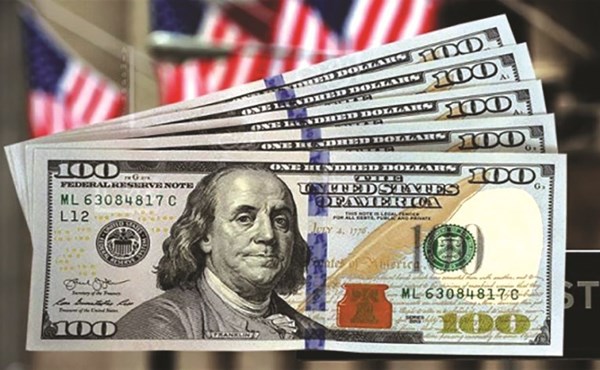 الدولار يهبط بعد محضر الاحتياطي الاتحادي وتقلب في «بيتكوين»