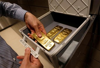 الذهب يتراجع بفعل صعود الدولار وعوائد السندات