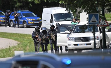 القبض على رجل طعن شرطية في فرنسا