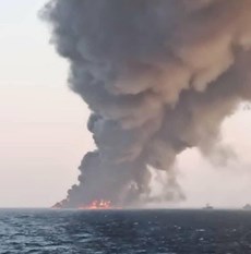 البحرية الإيرانية تعلن عن غرق سفينة في خليج عمان جراء حريق اندلع على متنها