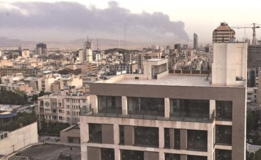 «النيران المجهولة» تضرب إيران مجدداً.. حريق ضخم في مصفاة طهران وغرق سفينة إمداد كبيرة في خليج عمان