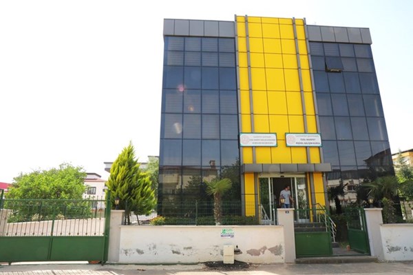 مبنى معهد المعرفة لتدريس علوم الطاقة للطلبة السوريين