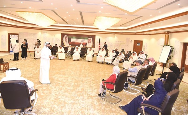 جانب من الحضور الكبير في الحلقة النقاشية حول استراتيجية تطوير الرياضة الكويتية	(أحمد علي)