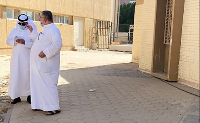 فريق من المنشآت خلال زيارة إلى مسجد المدرسة