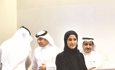 د.عبدالله الهاجري مكرما د.بشاير العتيبي (متين غوزال)