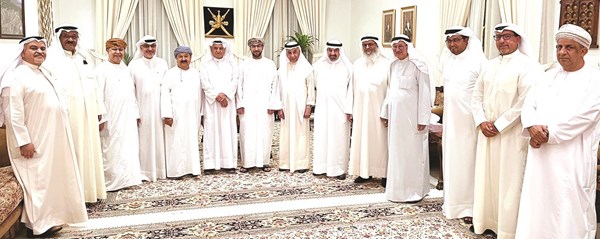 سفير سلطنة عمان لدى الكويت د.صالح الخروصي وعبدالعزيز العنجري والحضور في لقطة تذكارية