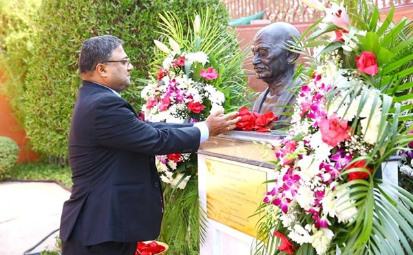 1السفير الهندي سيبي جورج يضع الورود على تمثال غاندي