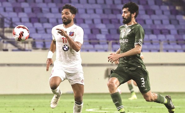 يوسف ناصر في صراع على الكرة مع مدافع النصر طارق أحمد
