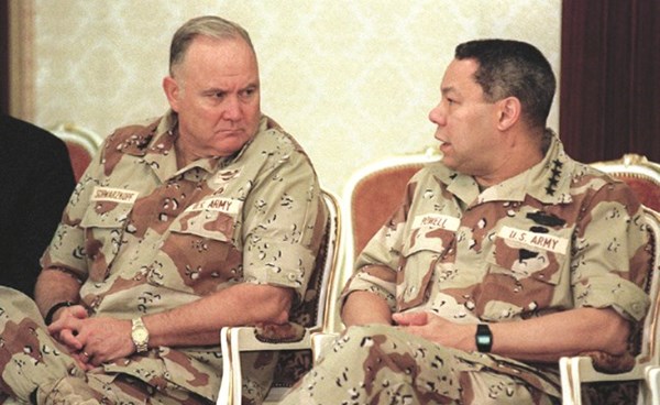 صورة تعود إلى سبتمبر عام 1990 لرئيس الاركان المشتركة الأسبق الجنرال كولن باول وقائد قوات التحالف نورمان شوارزكوف في الظهران بالسعودية (أ.ف.پ)