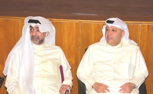 الشيخ طلال المحمد ونادر المنصور خلال الاجتماع باللاعبين