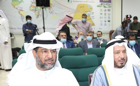 د.عبدالله المعتوق وم.بدر الصميط ود.نبيل العون خلال اللقاء(زين علام)