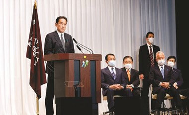رئيس وزراء اليابان يتبنى سياسات جريئة بعد فوز انتخابي كبير