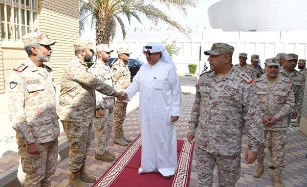 الشيخ حمد جابر العلي أثناء زيارته مركز عمليات القوة البرية