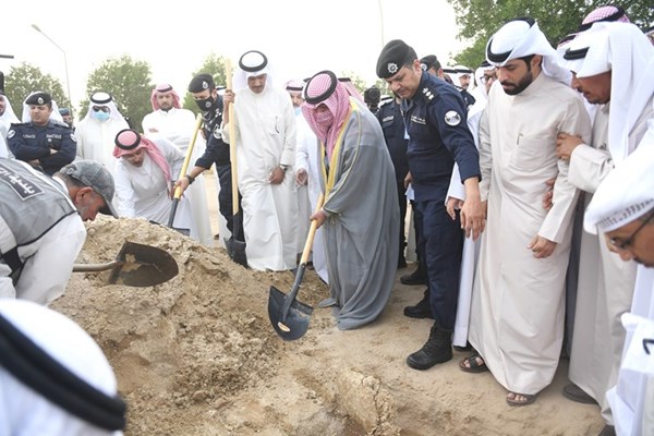 الشيخ ثامر العلي يشارك في دفن أحد الرفات