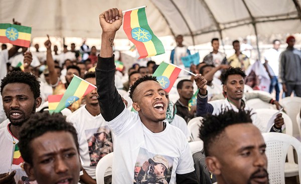 إثيوبيون يحتفلون بانضمامهم الى قوات الدفاع الوطني الإثيوبية في أديس ابابا (أ.ف.پ)