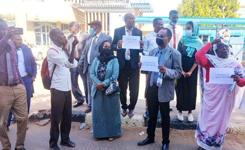 السودان: حمدوك يوقف قرارات الفصل والتعيين.. والبرهان يعلن عزمه ترك الجيش والسياسة بعد الانتخابات
