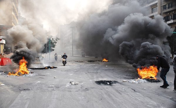 إشعال الإطارات وقطع الطرقات في يوم الغضب اللبناني أمس	 		(محمود الطويل)