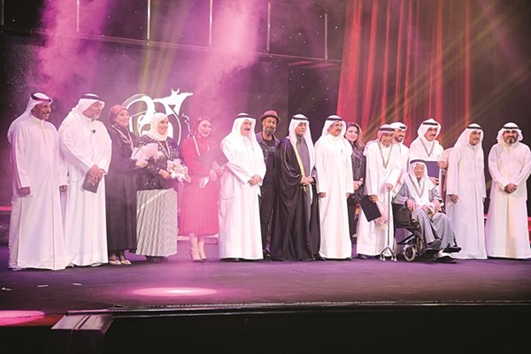 المكرمون وأعضاء لجنة التحكيم في لقطة جماعية يتوسطهم الأمين العام كامل العبدالجليل والأمين العام المساعد لقطاع الفنون د. بدر الدويش	(أحمد علي)