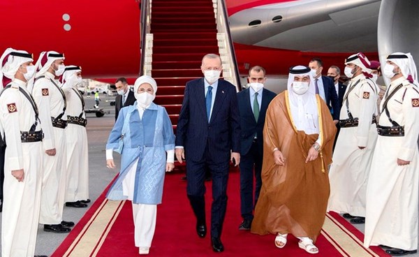 الرئيس التركي رجب طيب أردوغان وقرينته لدى وصولهما إلى الدوحة أمس			(أ.ف.پ)