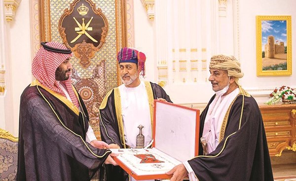 السلطان هيثم بن طارق مقلدا صاحب السمو الملكي الأمير محمد بن سلمان وسام عمان المدني من الدرجة الأولى في مسقط أمس(واس- أونا)