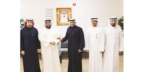 بيت الزكاة تسلم زكاة تعاونية سعد العبدالله