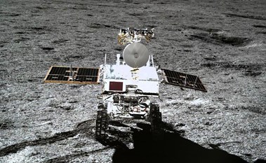 مركبة قمرية صينية تقطع أكثر من 1000 متر في الجانب البعيد من القمر