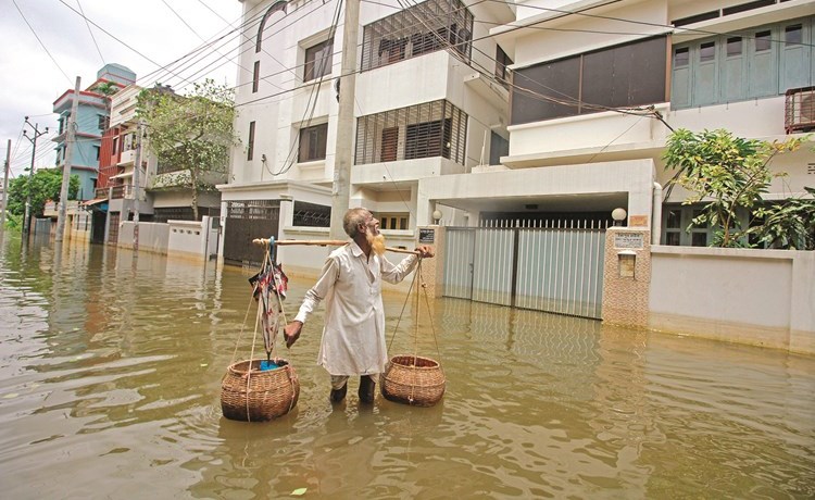 بنغلاديش مليونا شخص معزولون بسبب الفيضانات