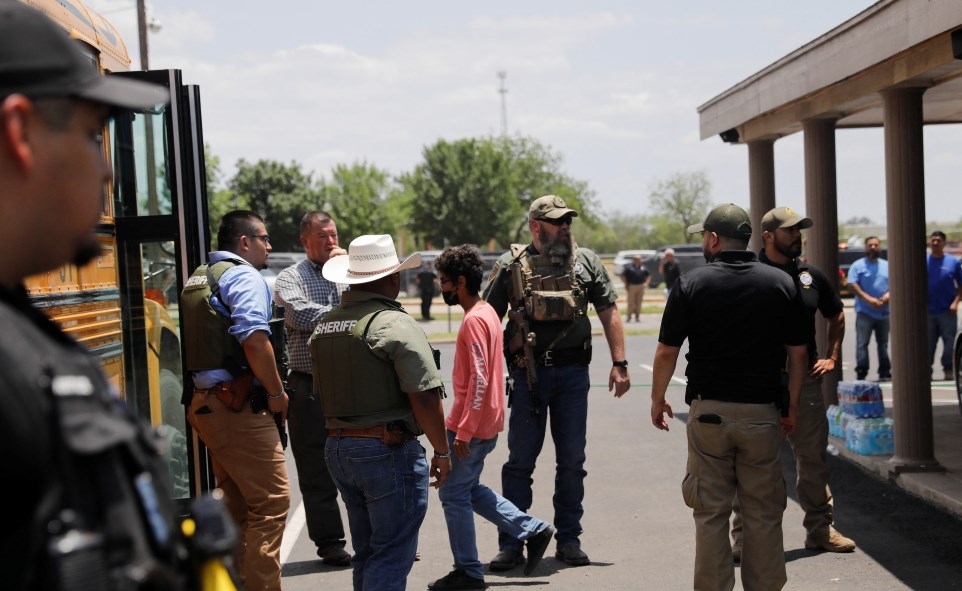 شاب يرتكب مجزرة في تكساس ويقتل 14 تلميذا ومعلما في مدرسة ابتدائية
