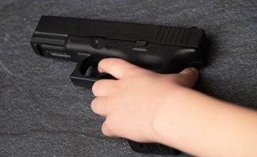 صبيّ أميركي في الثامنة يقتل طفلة تبلغ عاماً فيما كان يلهو بسلاح والده