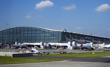 فوضى السفر في مطار هيثرو بدأت تهدأ بعد خفض عدد الرحلات