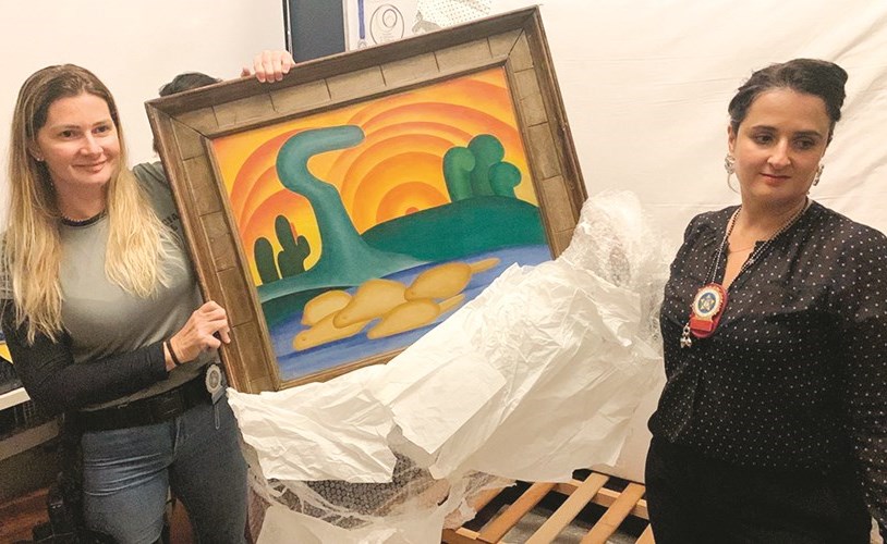 برازيلية تسرق من والدتها لوحات بعشرات الملايين!