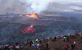 ضخامة مشهد الثوران البركاني في ايسلندا تستقطب حشوداً من الزوار